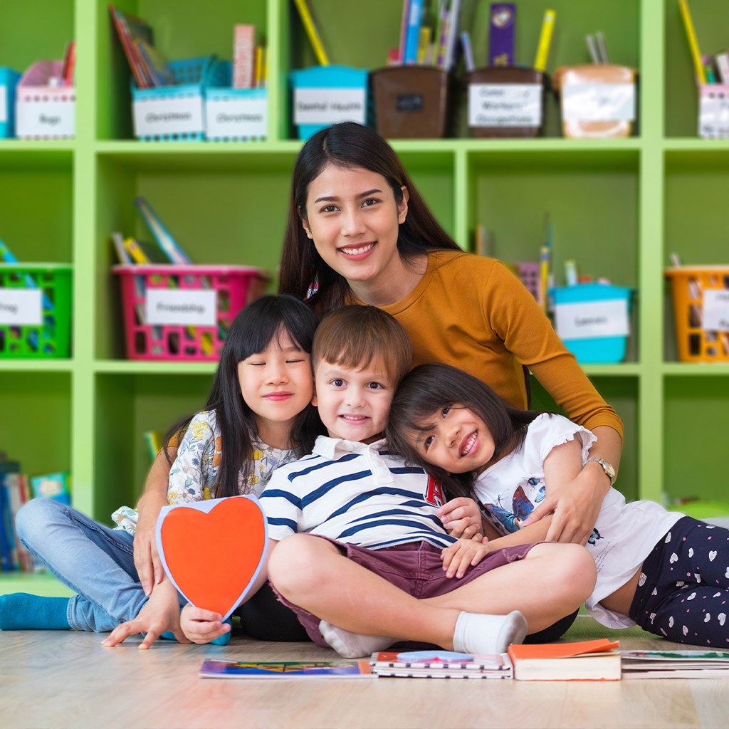 Construye un futuro brillante para los niños: Capacitación como asistente de párvulos